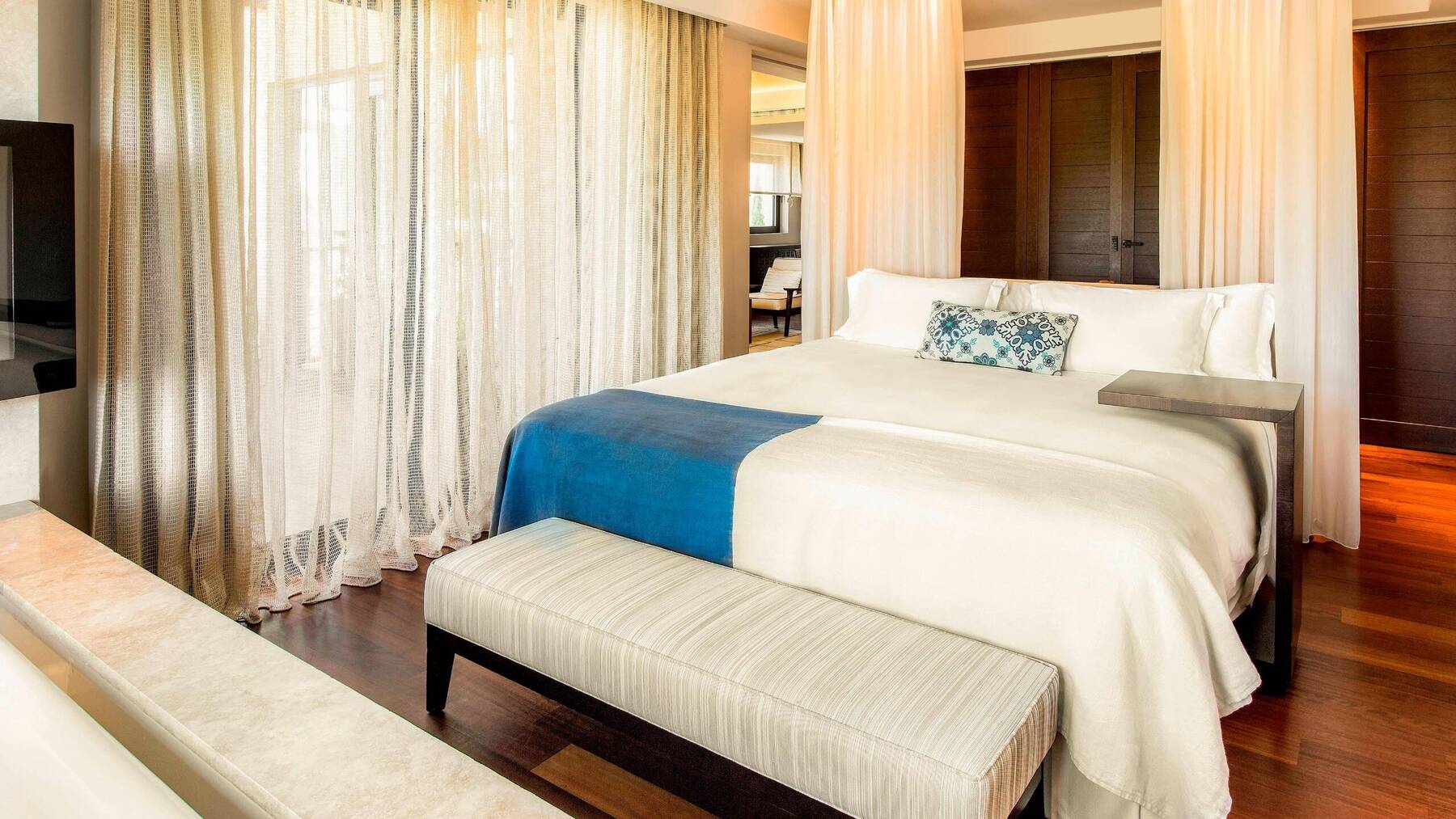 Premium Grand Infinity Suite Seafront - King Bed