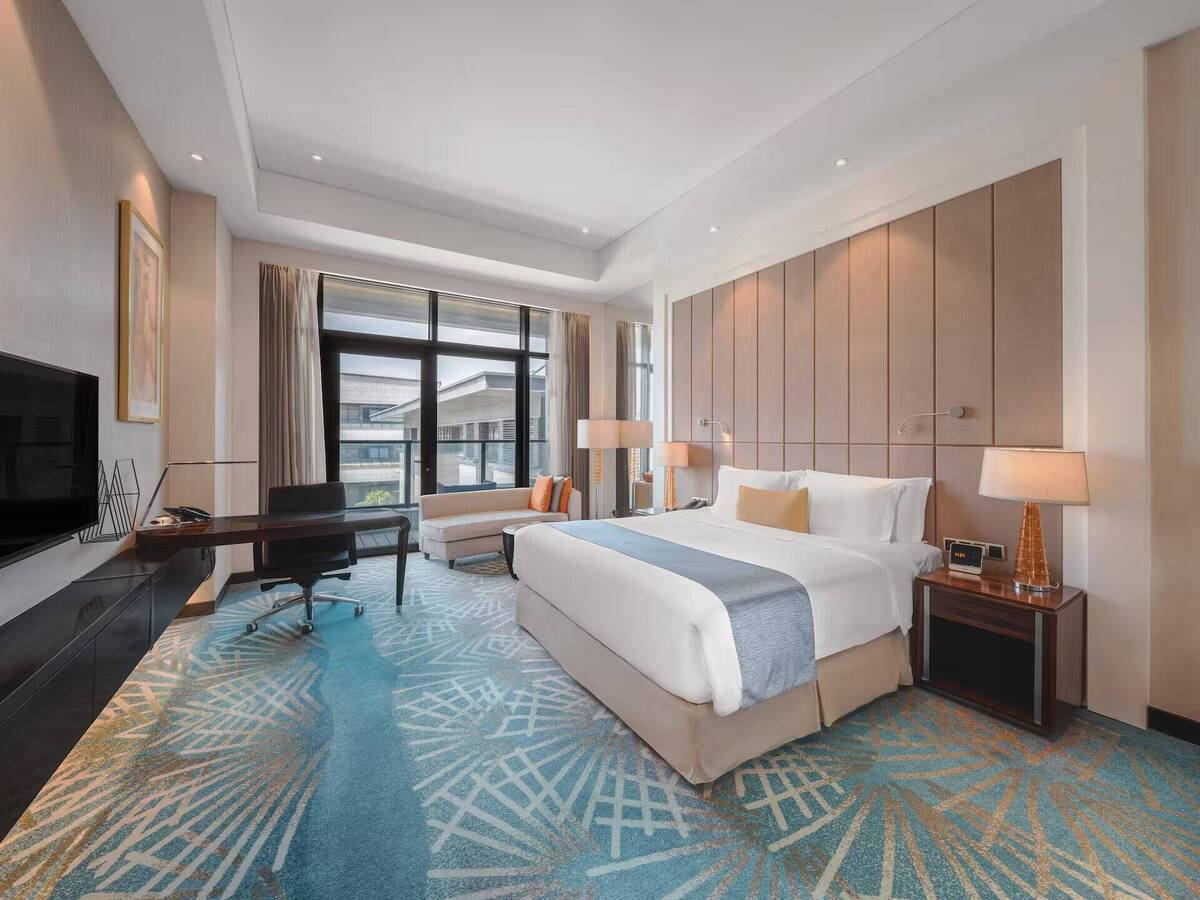 Deluxe Room King-Size Bed