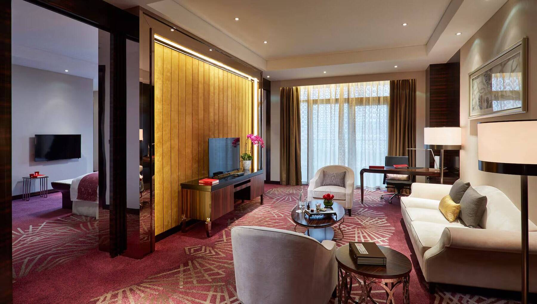 Deluxe Suite Red Level with Breakfast