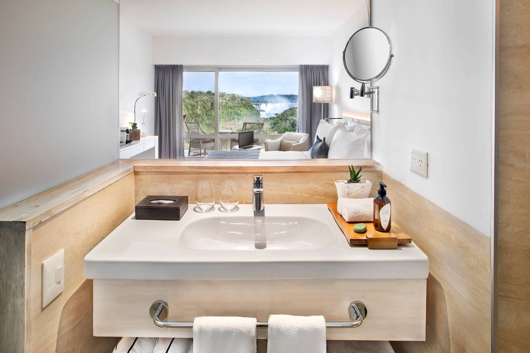RedLevel Room King Size Bed - Falls View (Breakfast)