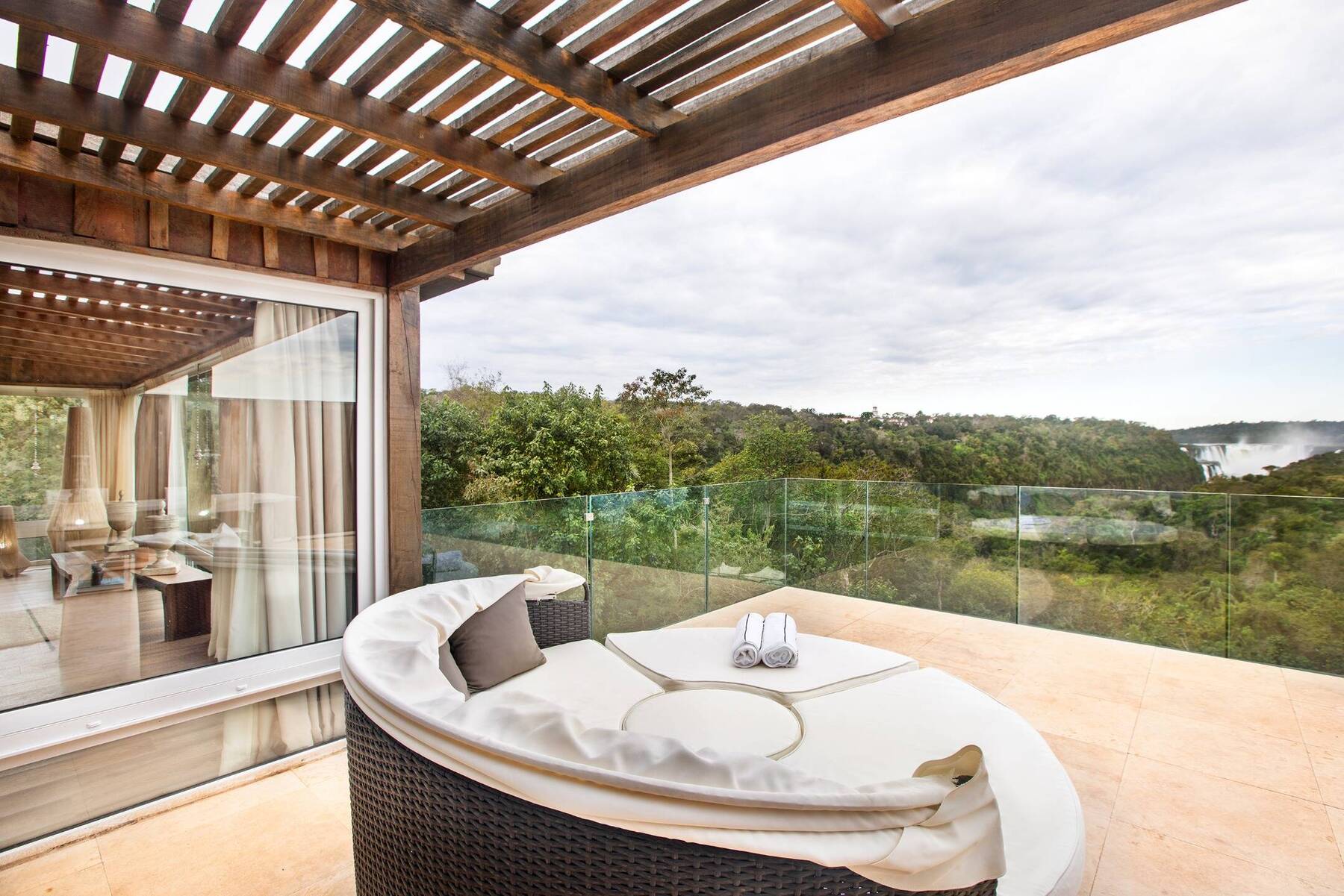 Presidential Suite RedLevel - Falls View (Breakfast)