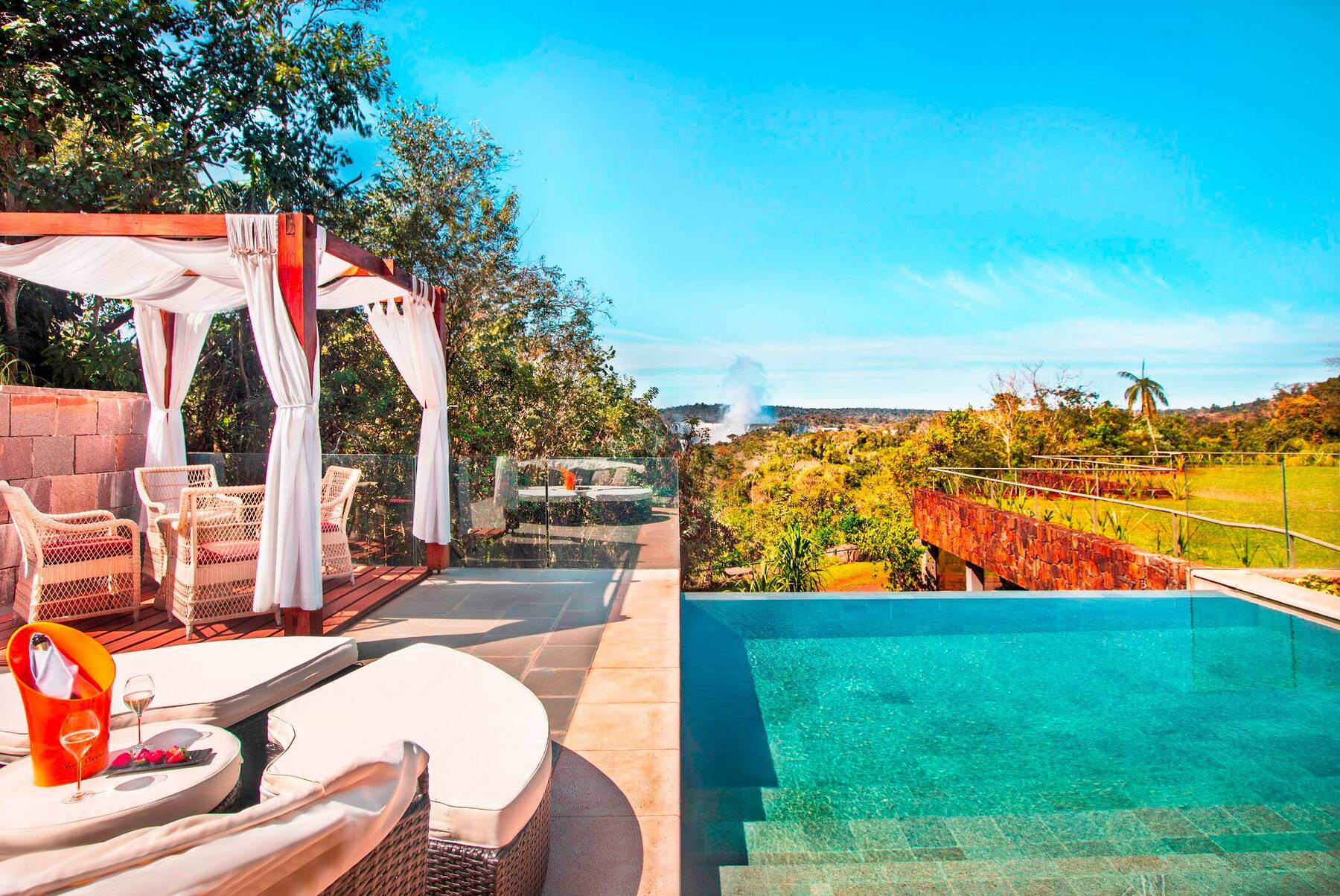 Royal Suite RedLevel - Falls View (Breakfast) 