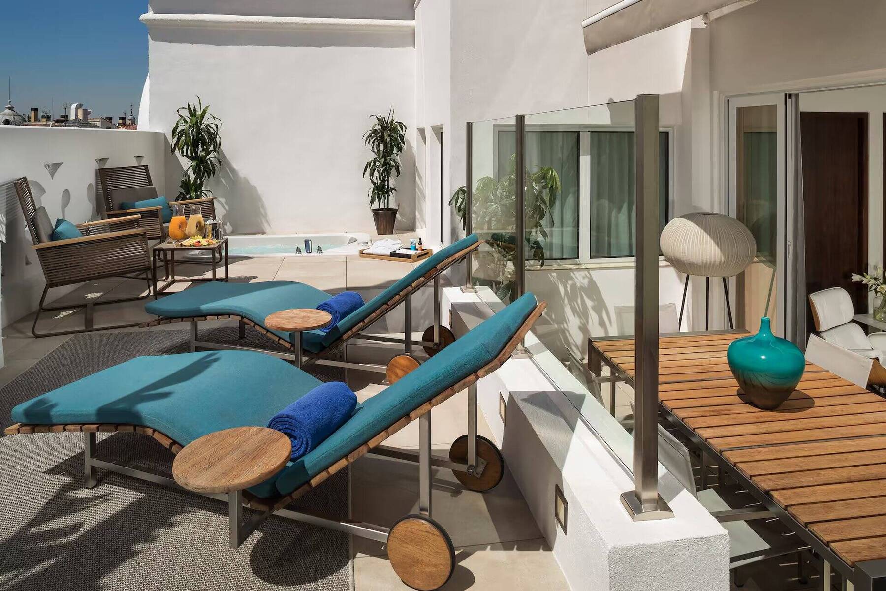 Beyond ME with Terrace and Jacuzzi with Breakfast