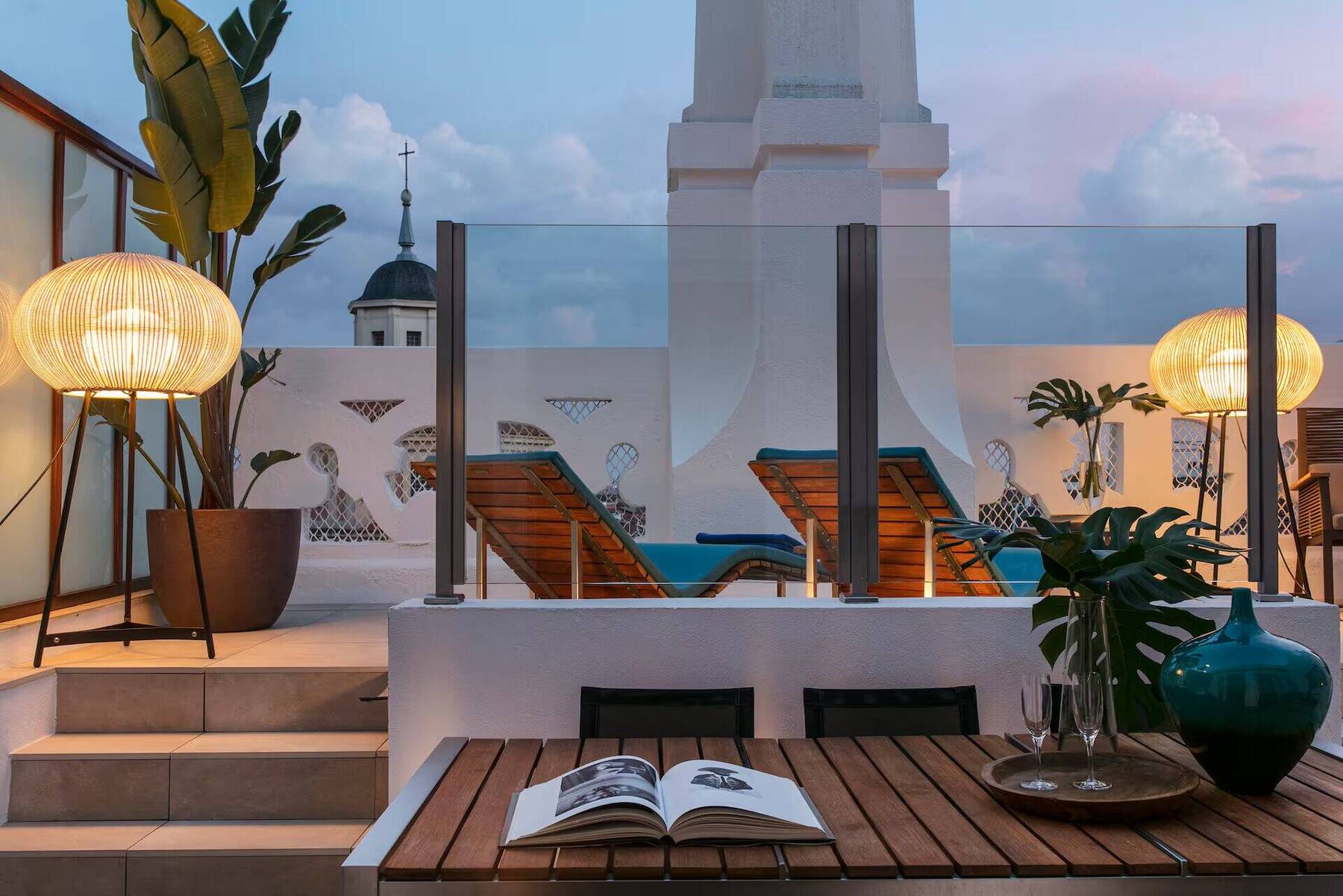 Beyond ME with Terrace and Jacuzzi with Breakfast