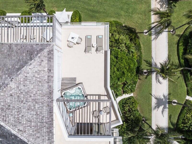 Penthouse Studio (with Hot Tub)