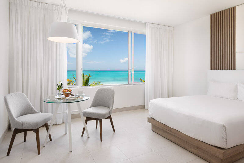 Oceanfront Grand Studio (Two Queens)