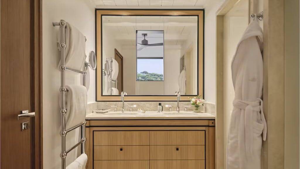 Deluxe Poolside Room