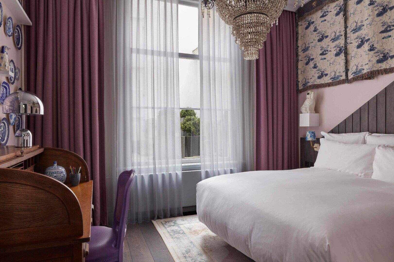 Porcelain Collectors Suite