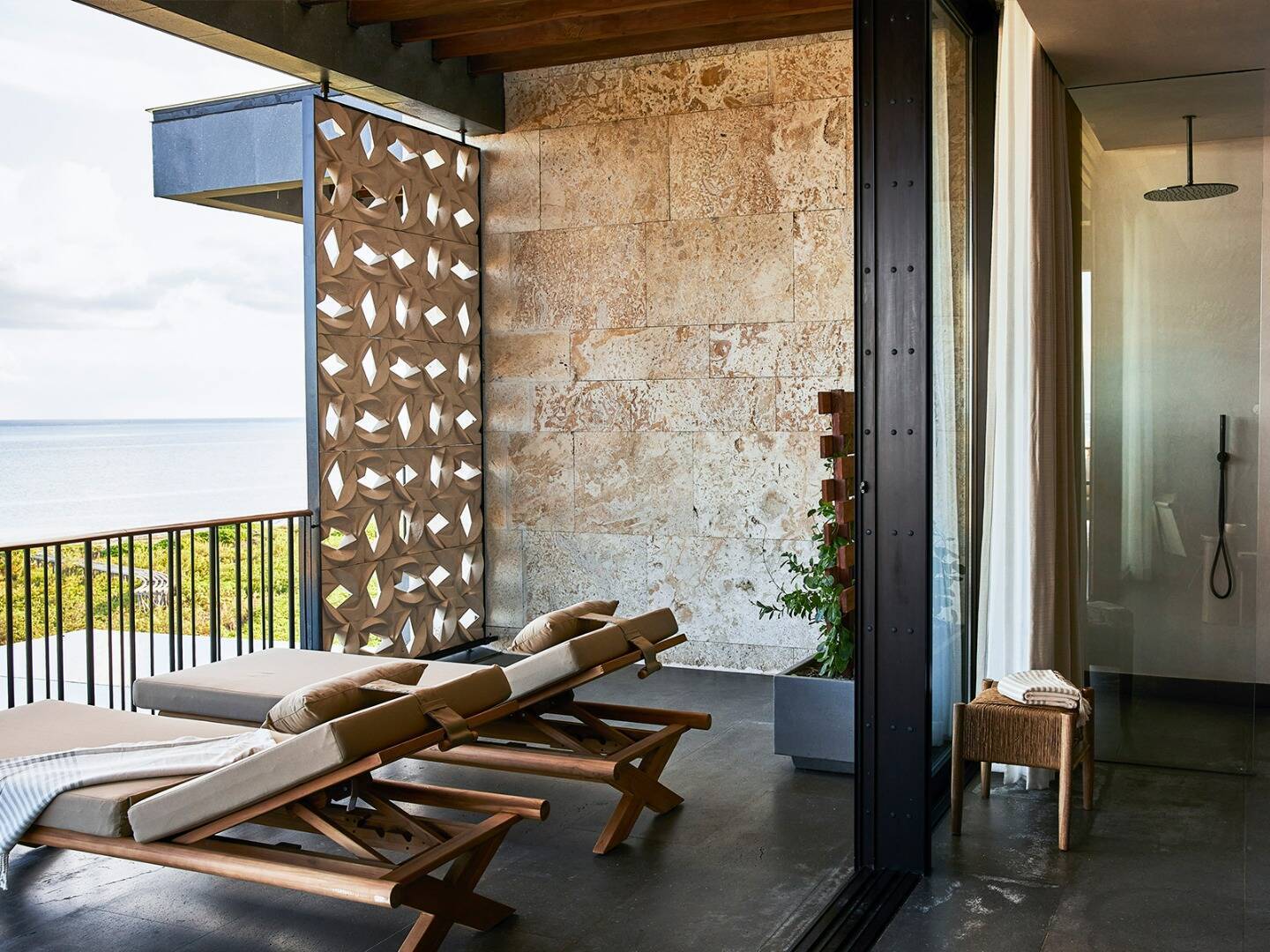 OCEAN SUITE WITH SKY DECK AND PLUNGE POOL