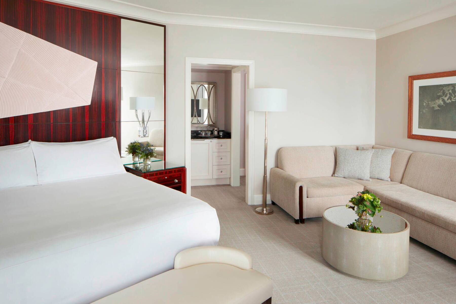 JUNIOR SUITE BALCONY KING BED ROOM