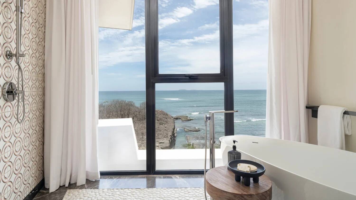 Four Bedroom Oceanfront Sky Residence with Hot Tub