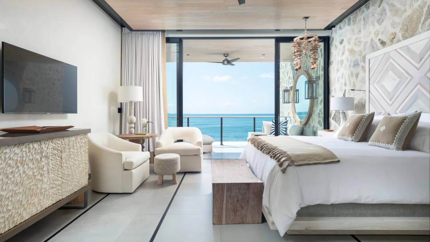 Four Bedroom Oceanfront Sky Residence with Hot Tub