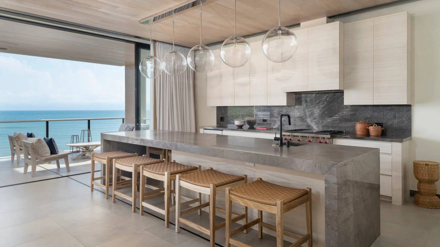 Four Bedroom Oceanfront Sky Residence with Hot Tub