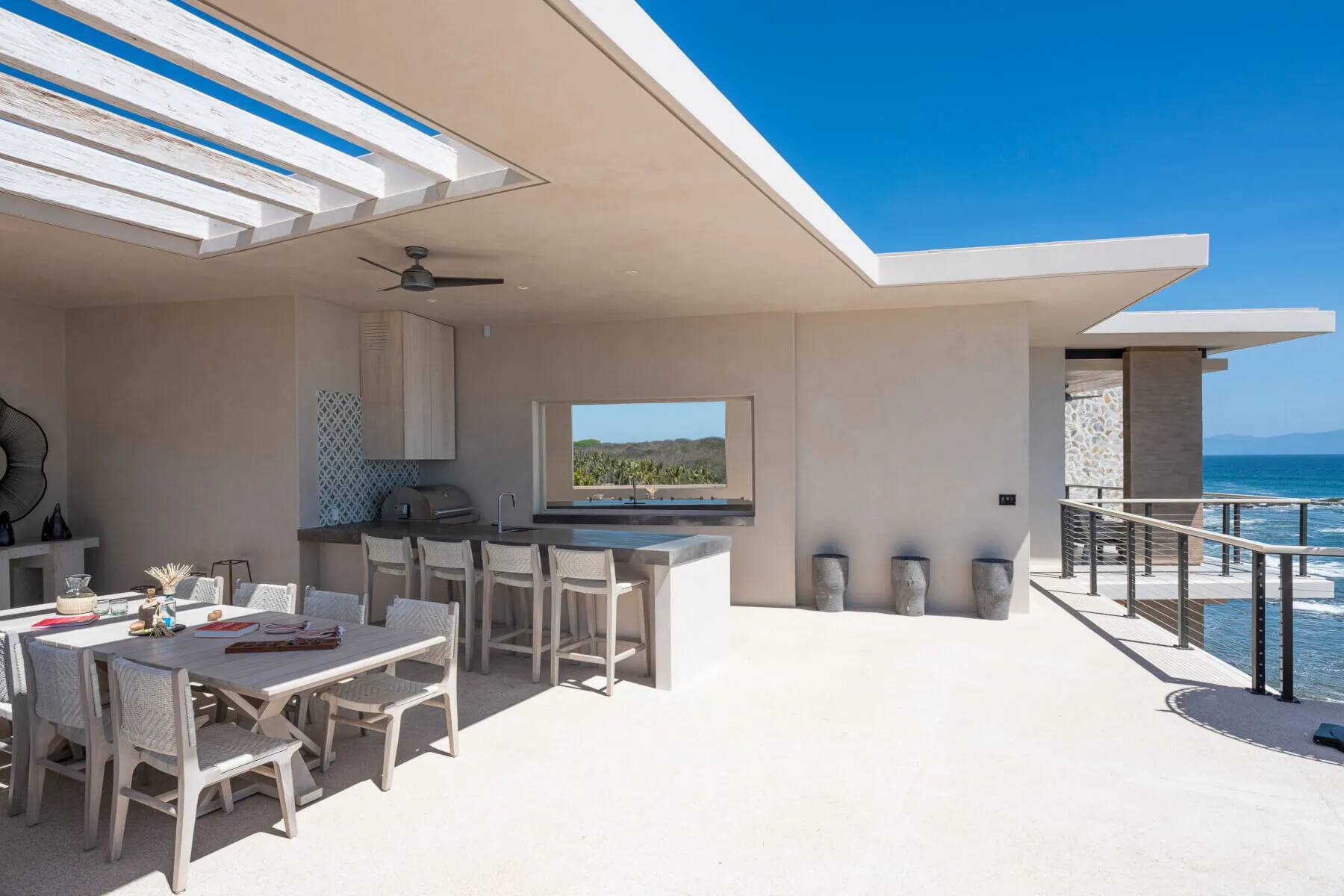 Four Bedroom Oceanfront Sky Residence with Hot Tub
