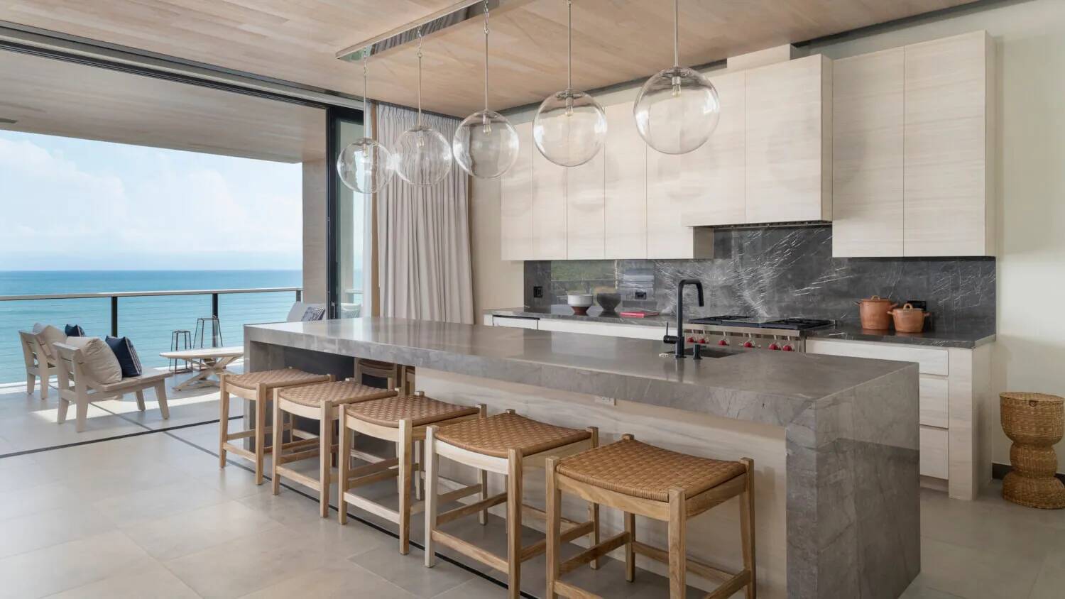 Three Bedroom Oceanfront Cliffside Residence with Hot Tub