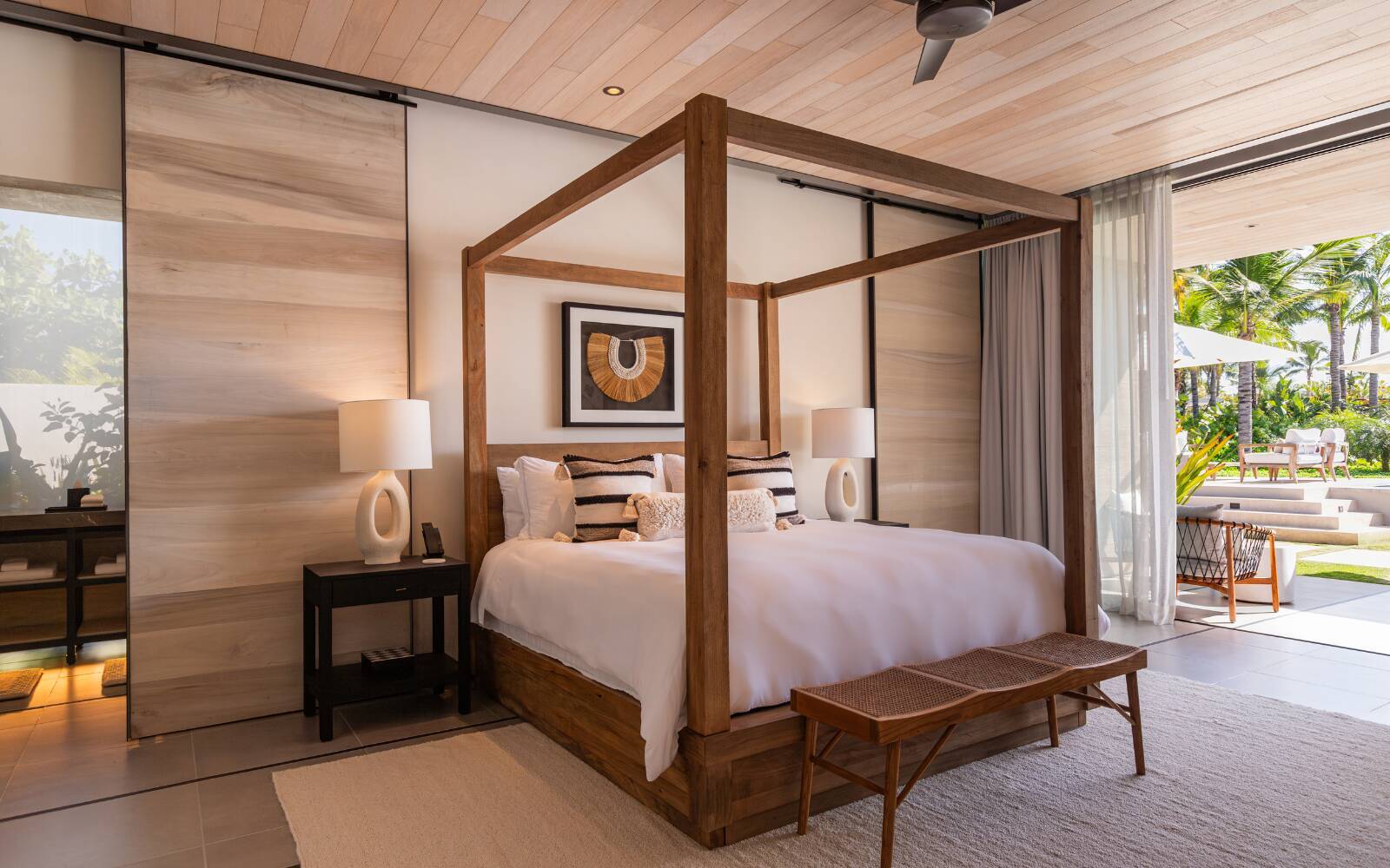 Luna: Four Bedroom Beachfront Casa with Pool