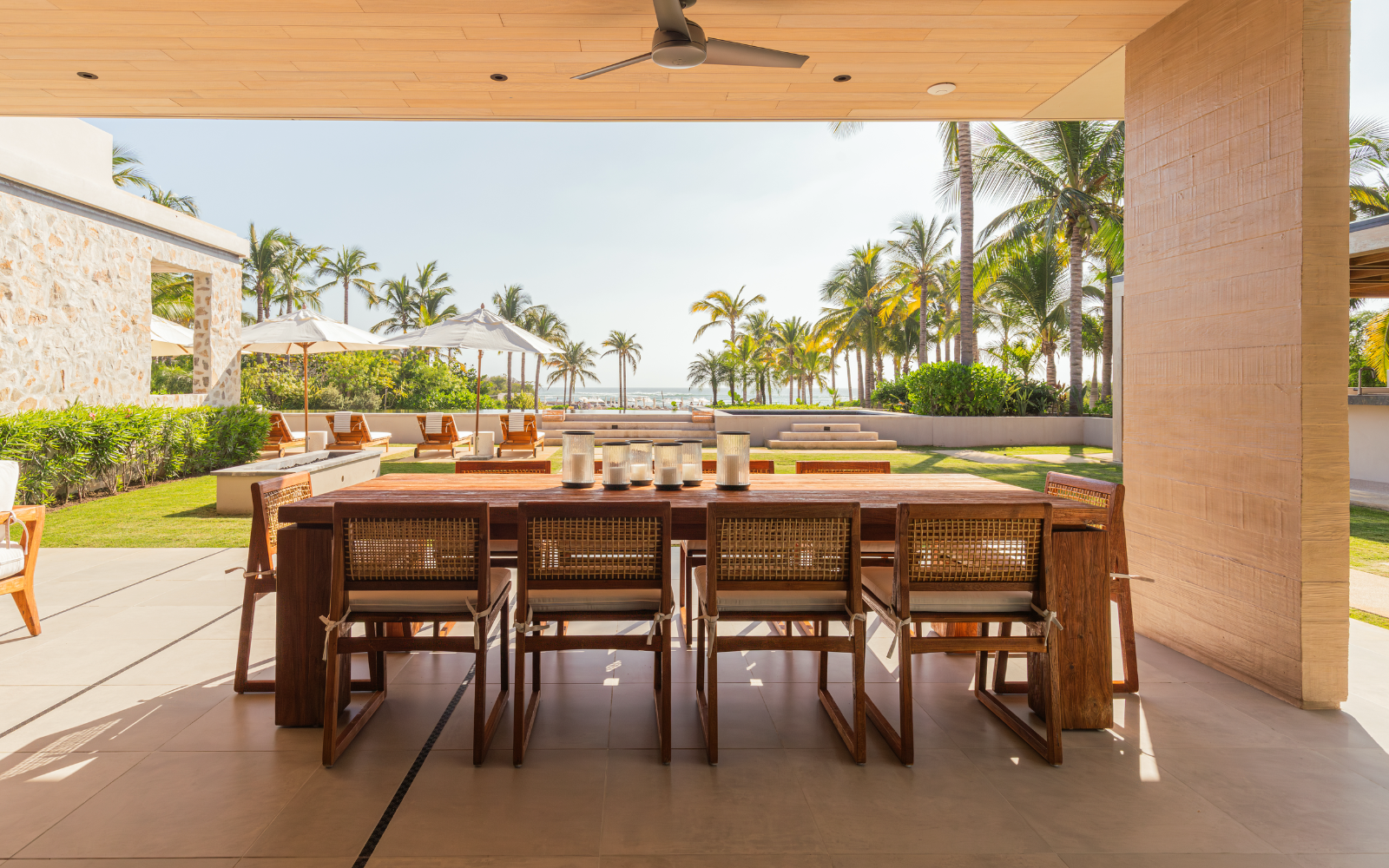 Luna: Four Bedroom Beachfront Casa with Pool