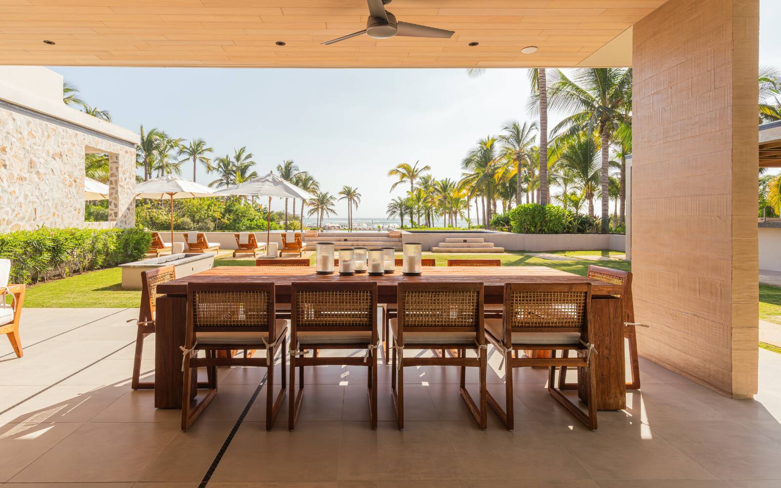 Luna: Four Bedroom Beachfront Casa with Pool