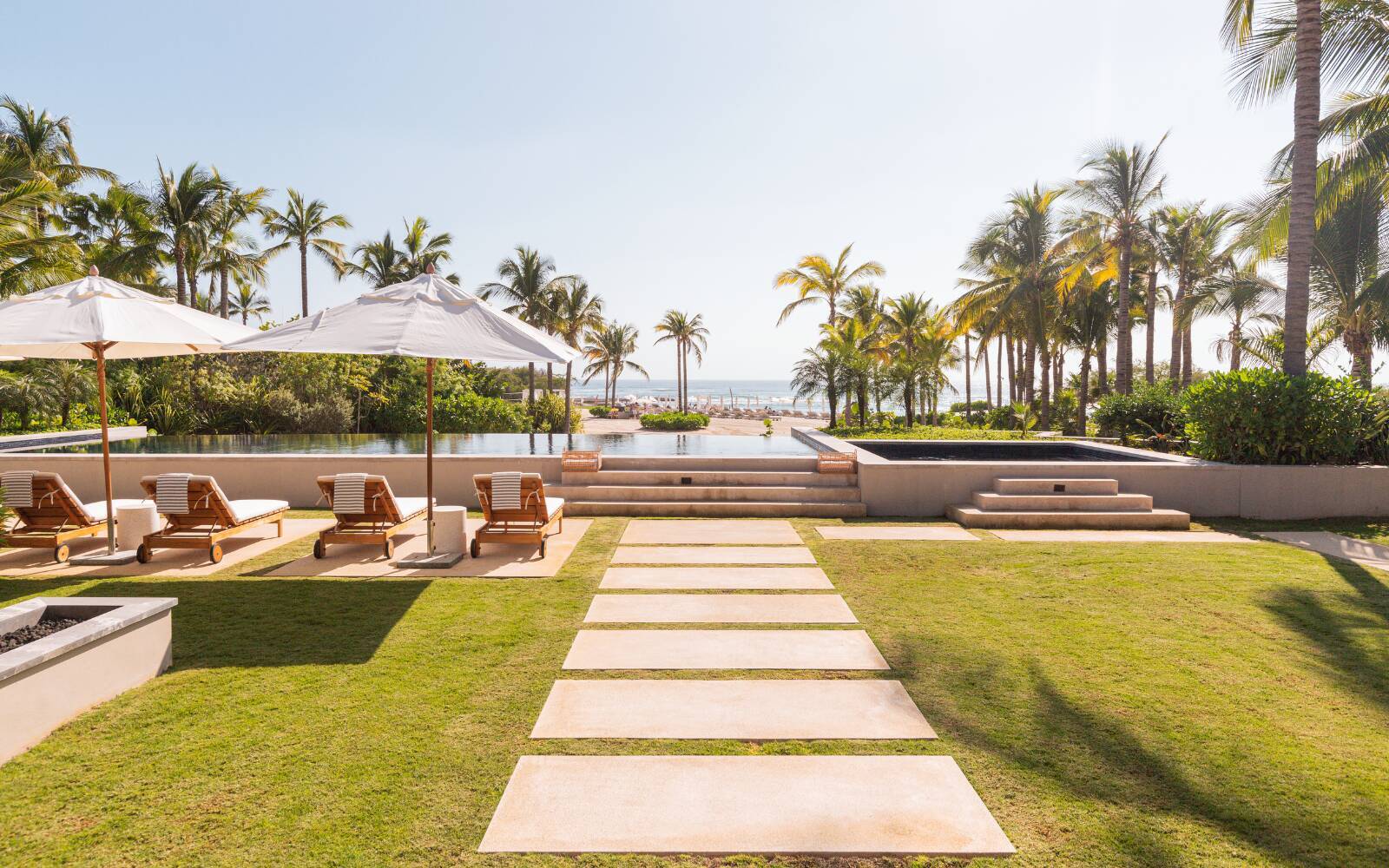  Sol: Five Bedroom Oceanfront Villa with Pool