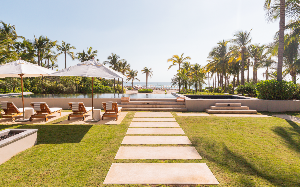 Luna: Four Bedroom Beachfront Casa with Pool