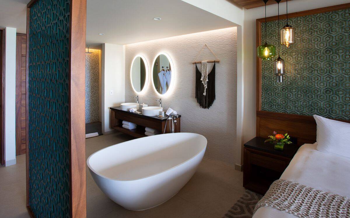 King Suite with Bathtub Ocean View