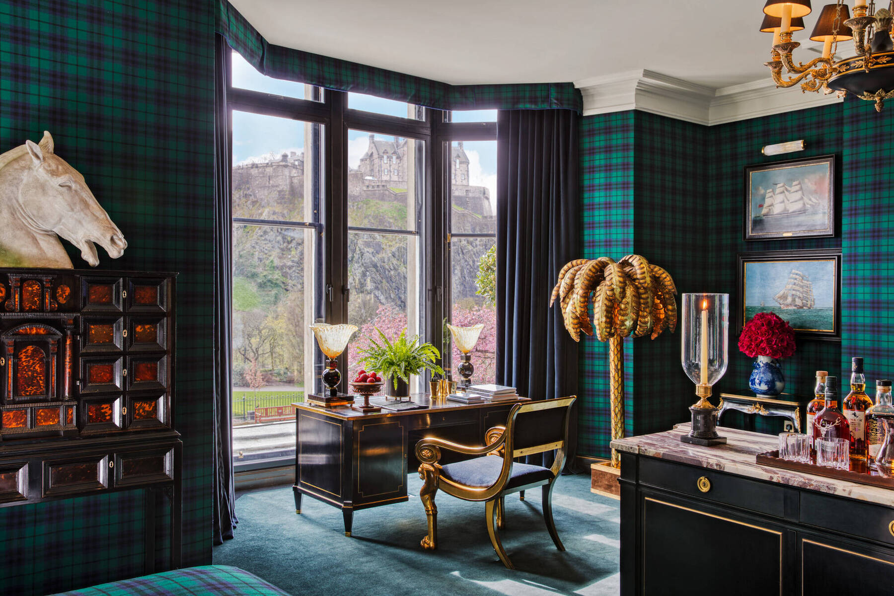ARCHIBALD SIGNATURE SUITE CASTLE VIEW