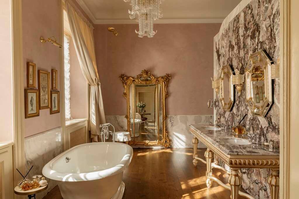 GRAND JUNIOR SUITE IN THE VILLA WITH LAKE VIEW