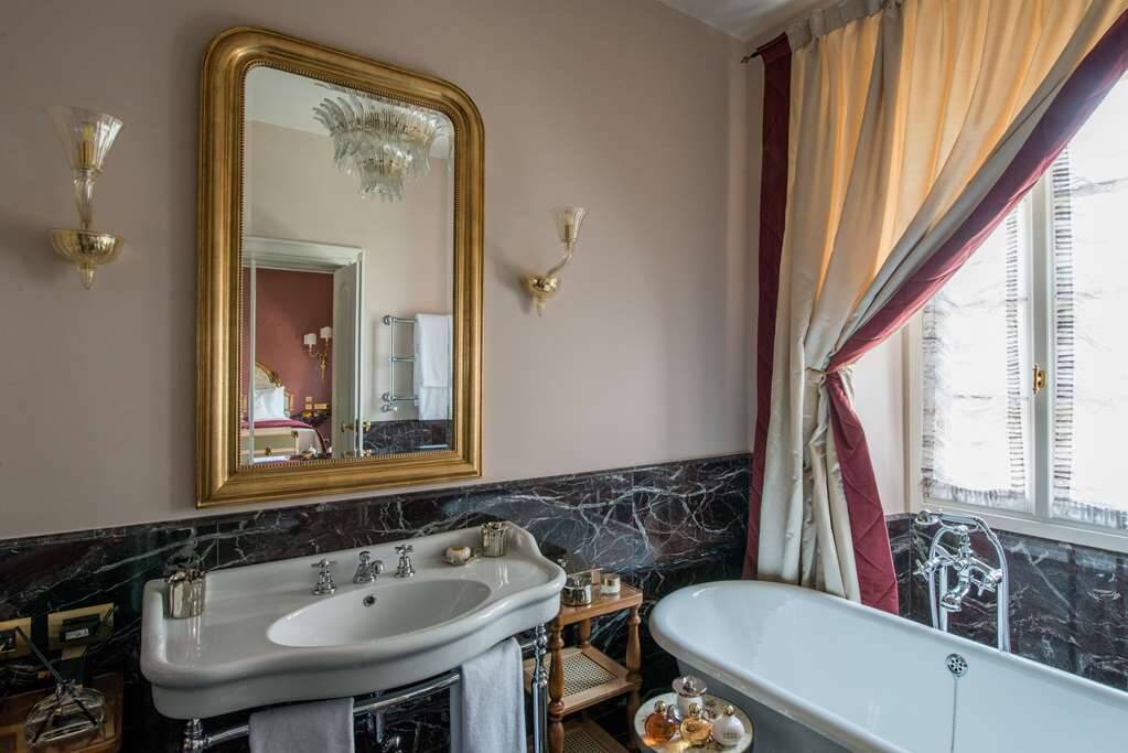 ROOM IN THE PALAZZ