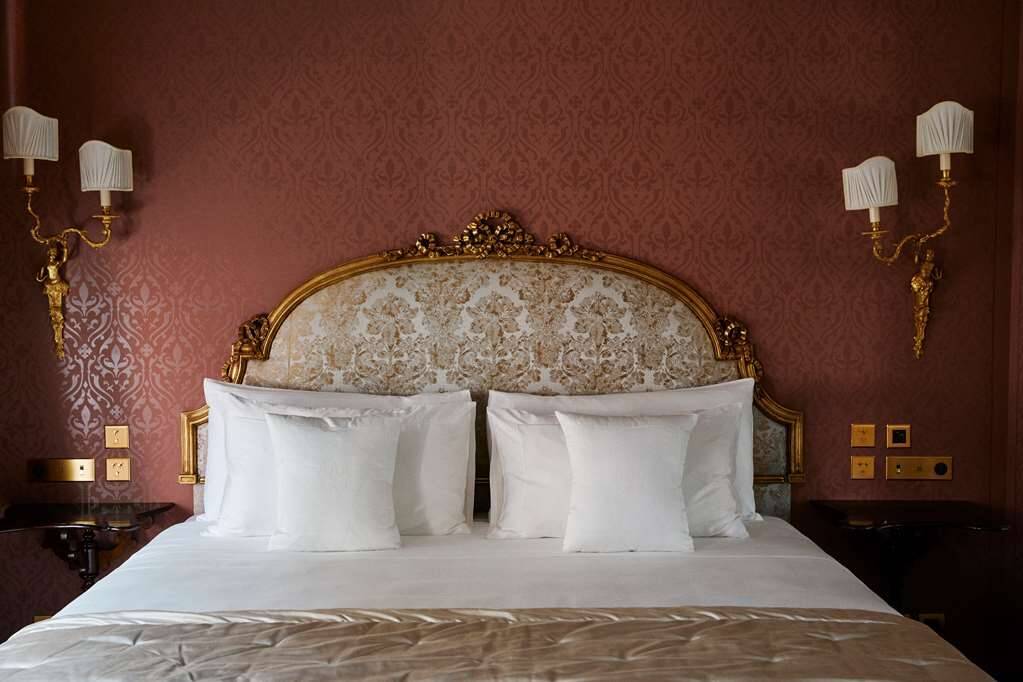 ROOM IN THE PALAZZ