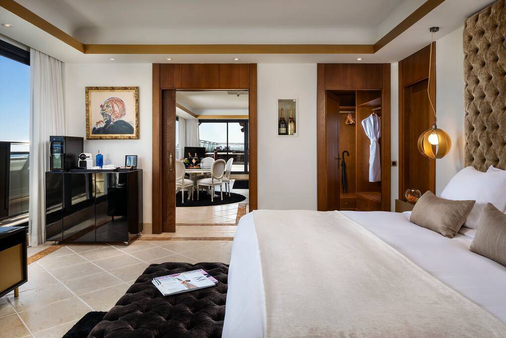 Penthouse RedLevel Suite by Moët Chandon
