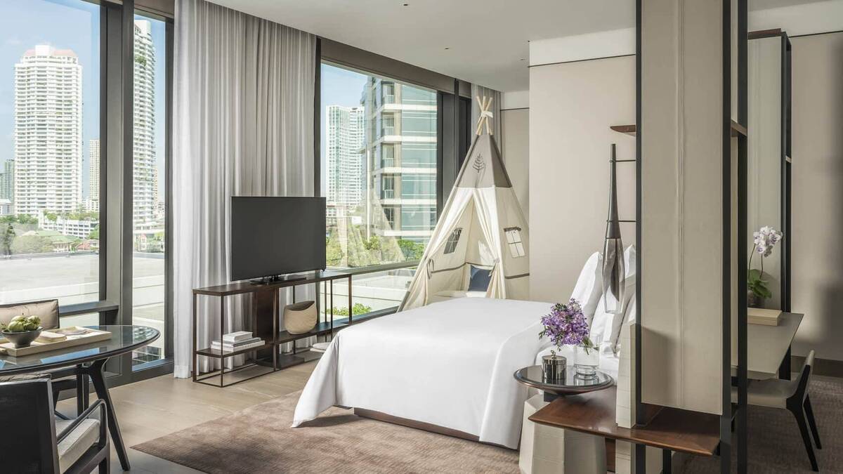 Four Seasons Family Room King Bed Courtyard View