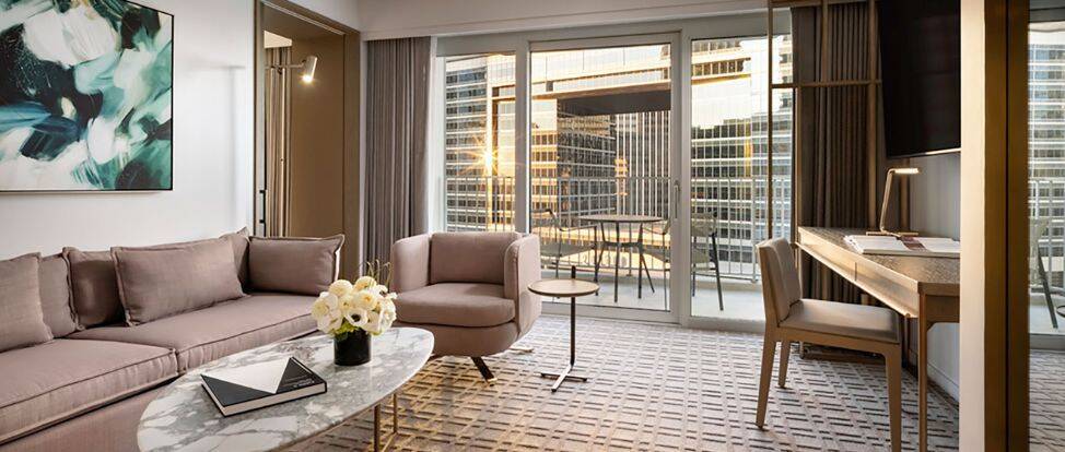 SIGNATURE ONE BEDROOM CORNER SUITE KING