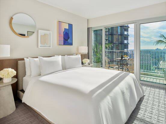 PREMIERE ONE BEDROOM SUITE KING HEARING ACCESS