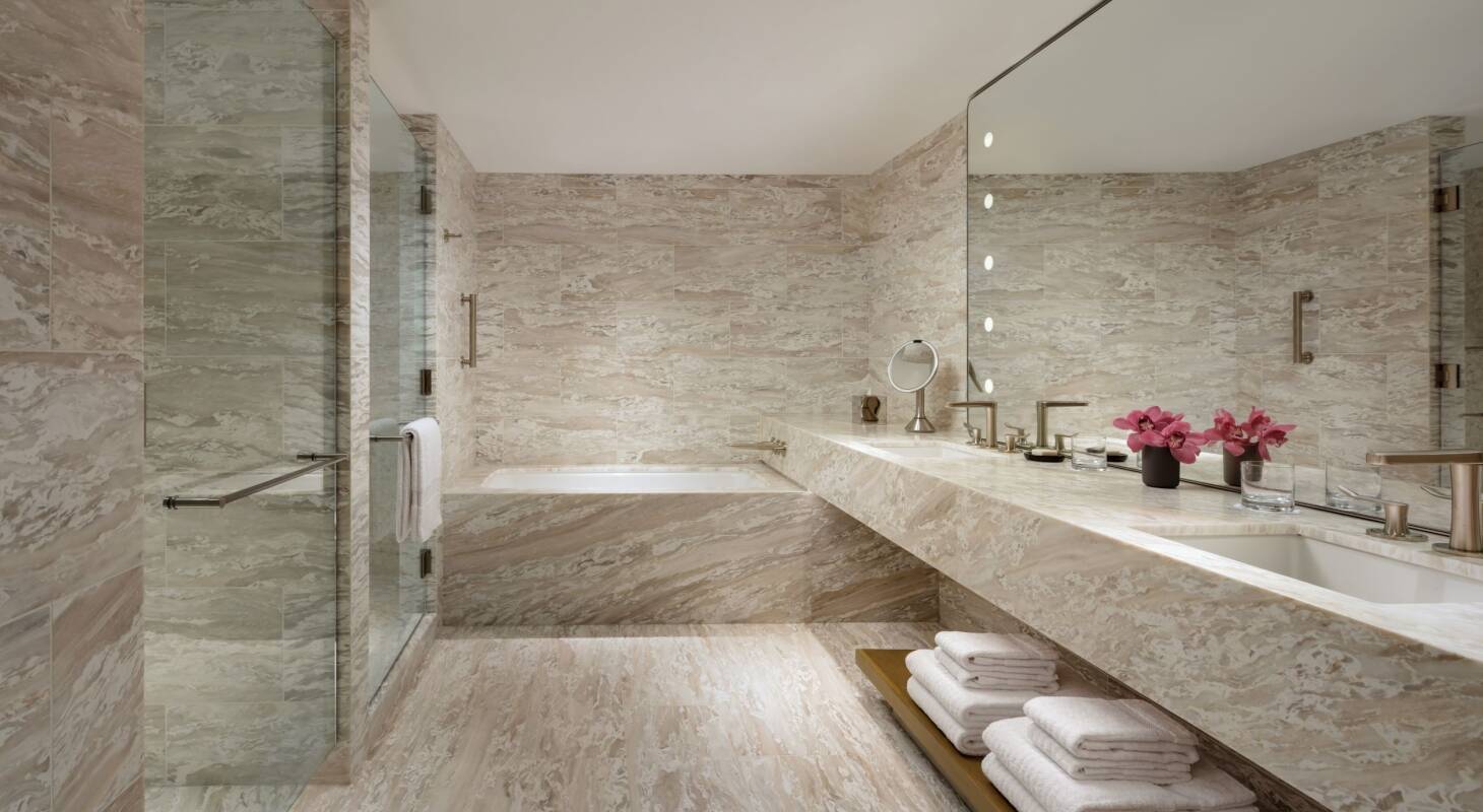 FAIRMONT GOLD SIGNATURE ONE BEDROOM CORNER SUITE KING MOBILITY ACCESS 