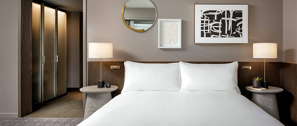 FAIRMONT GOLD SIGNATURE ONE BEDROOM CORNER SUITE KING MOBILITY ACCESS 