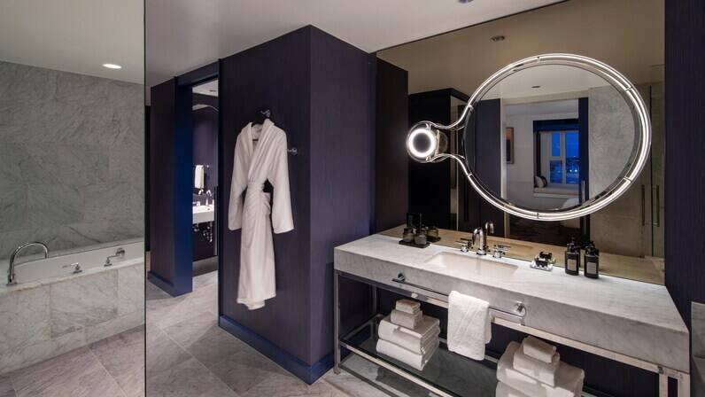Luxe Level W Suite 1 King