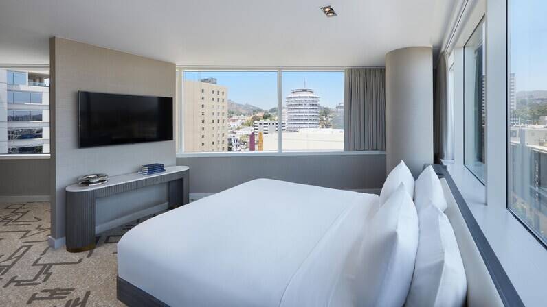 Luxe Level Supreme Suite 1 King
