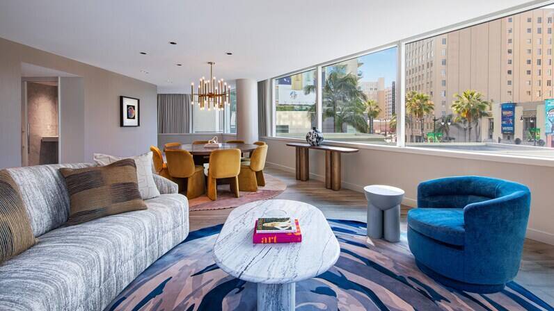Luxe Level Mega Suite 1 King