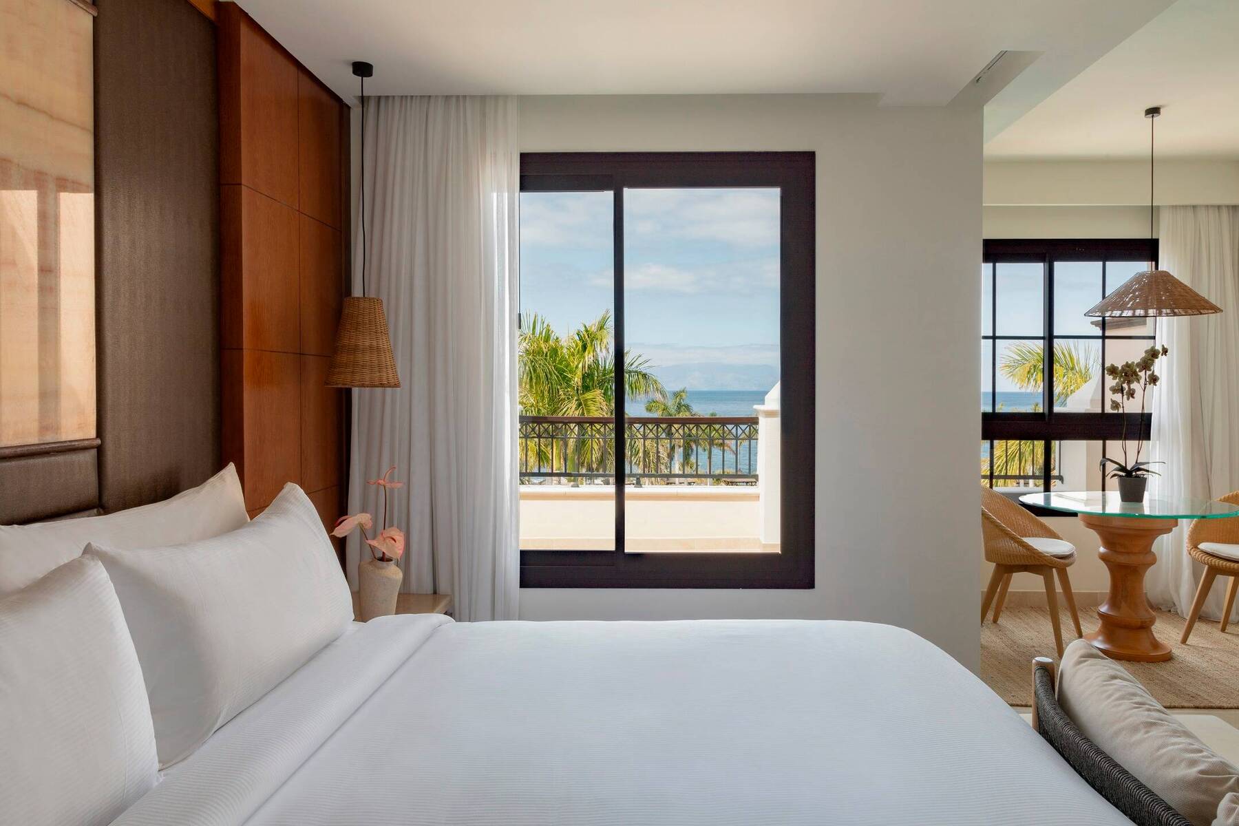 DELUXE ROOM OCEAN FRONT (BREAKFAST)