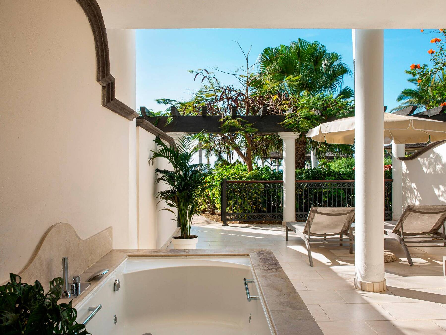 REDLEVEL DELUXE LARGE TERRACE AND WHIRLPOOL (ALL INCLUSIVE)