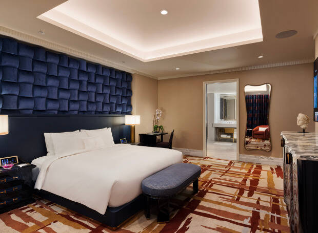  FLEUR DE LIS CROWN SUITE
