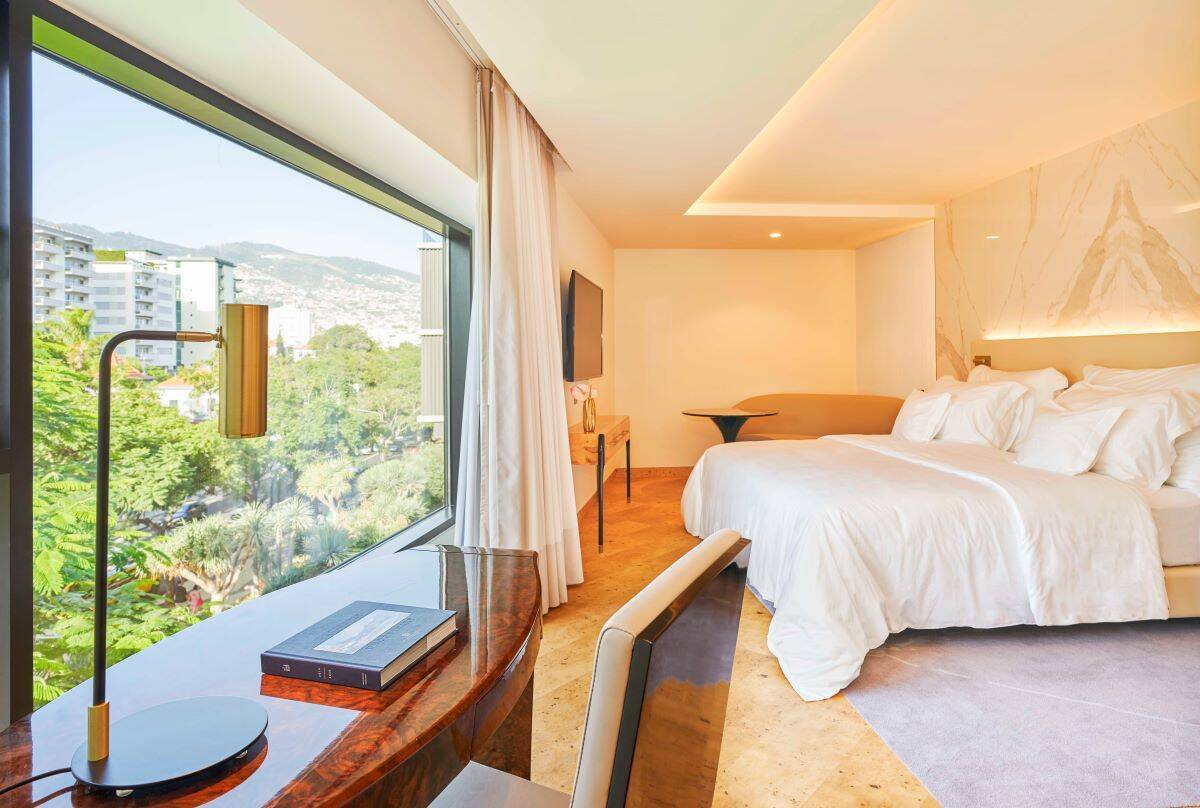 AVENUE ROOM