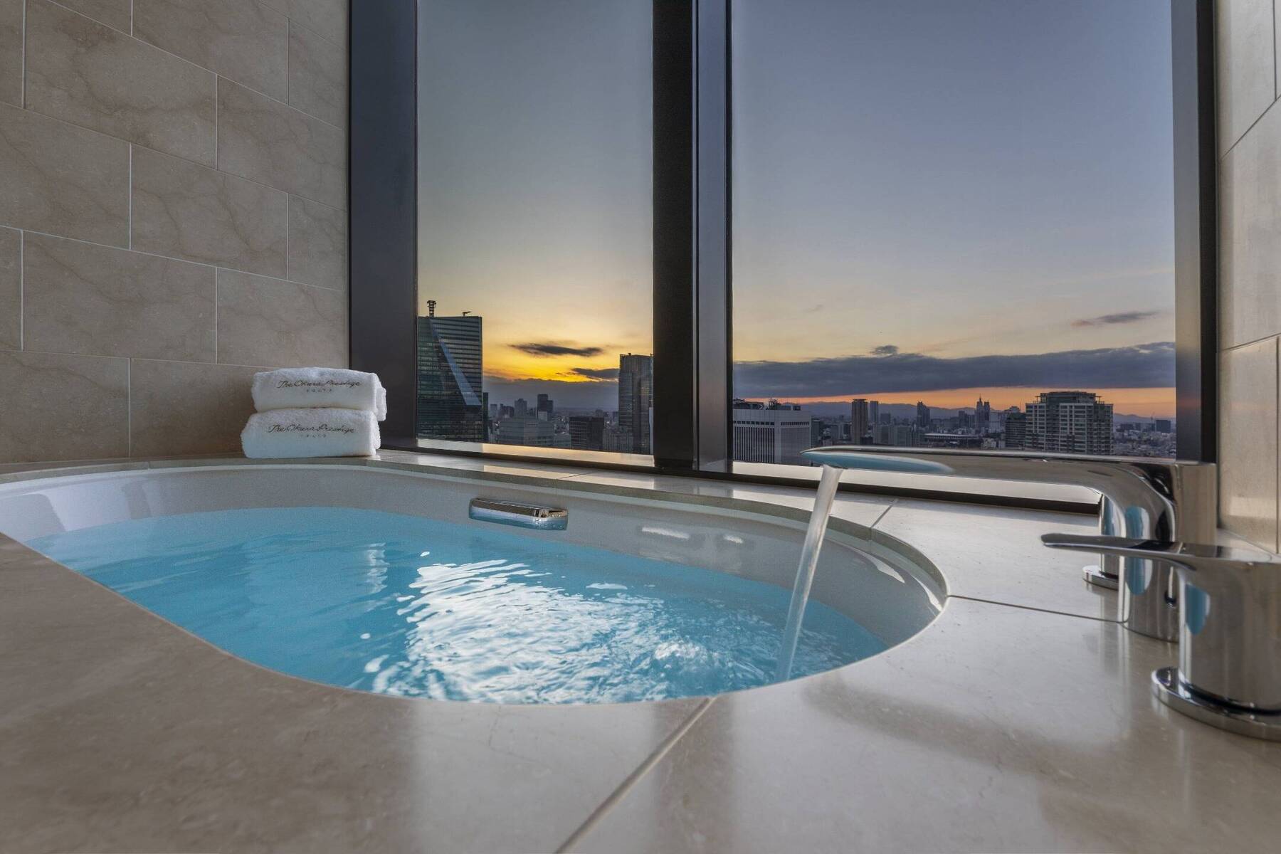 CLUB KING ROOM WITH VIEW (WITH BATH)