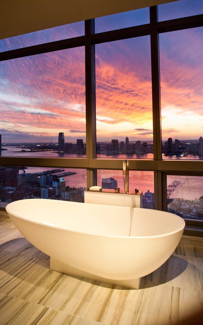 LANDMARK SUNSET PENTHOUSE