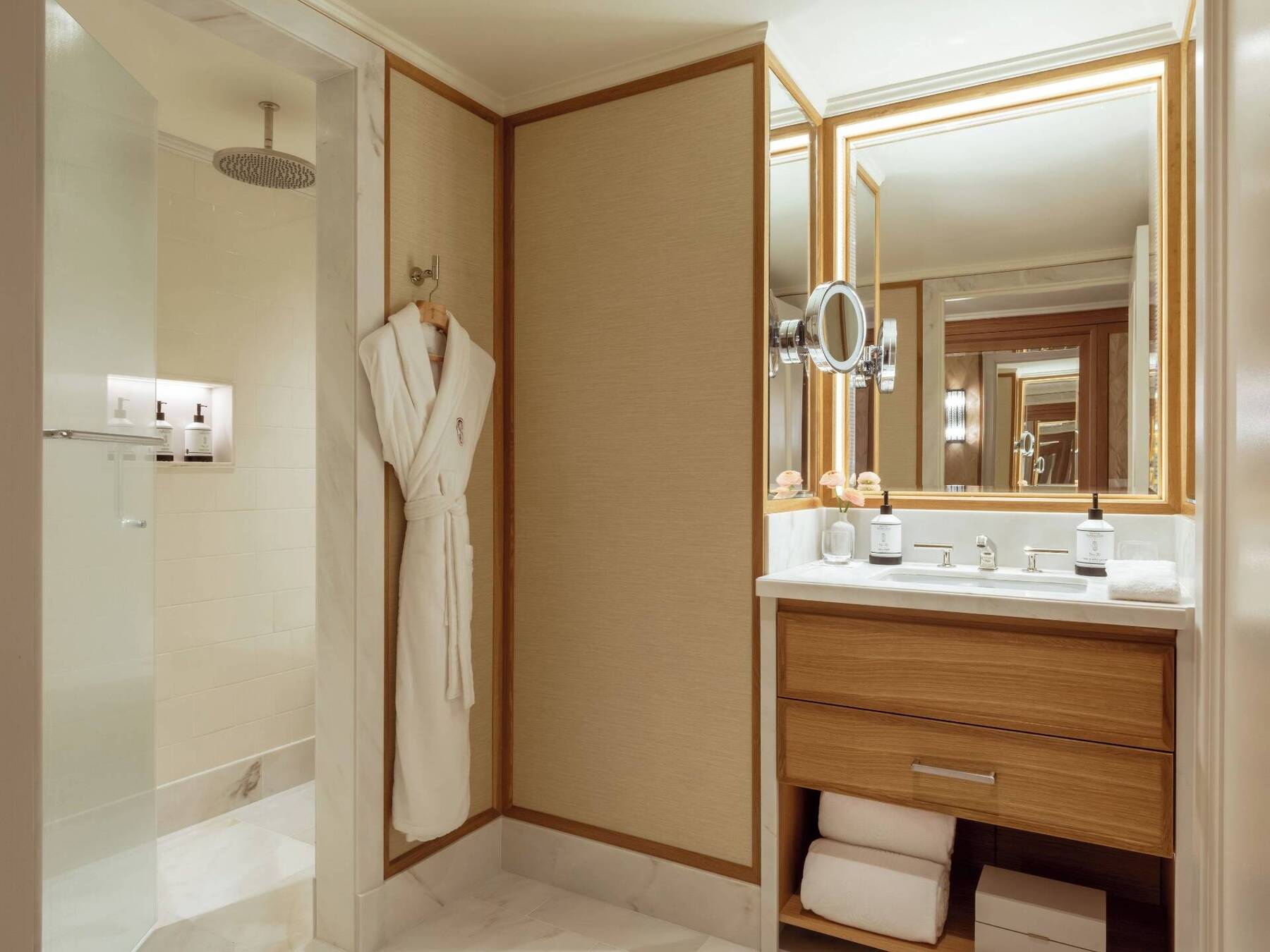 DELUXE ACCESSIBLE ROOM