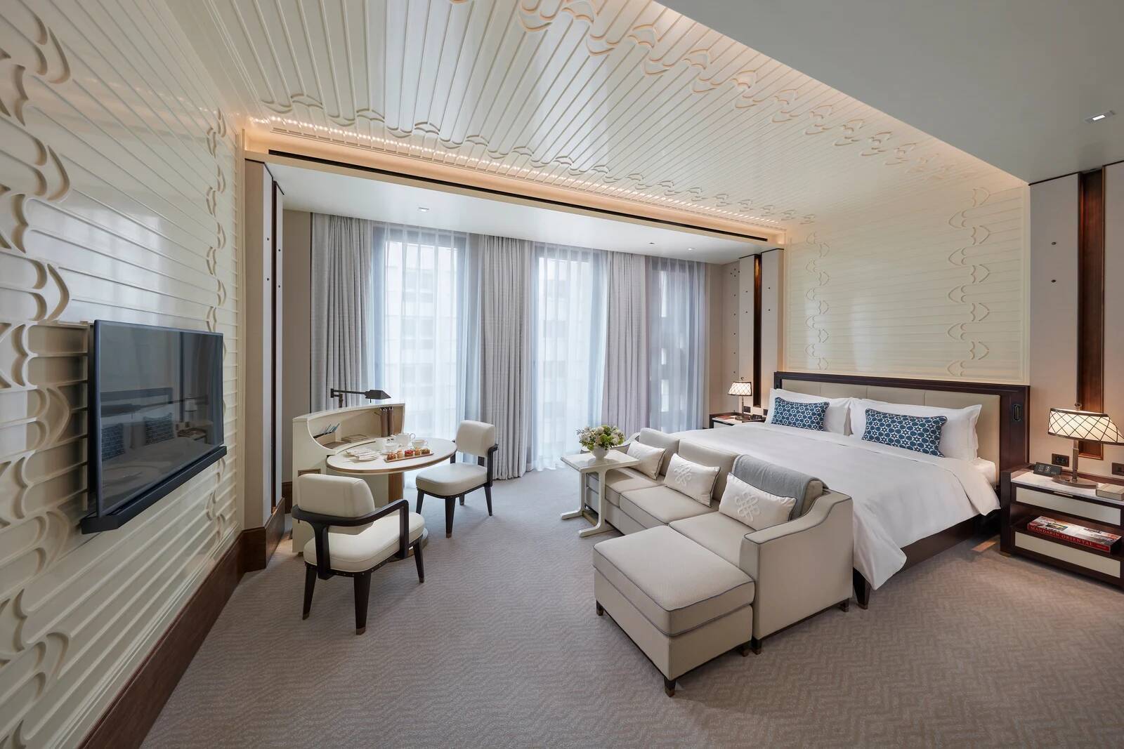 DELUXE KING ROOM