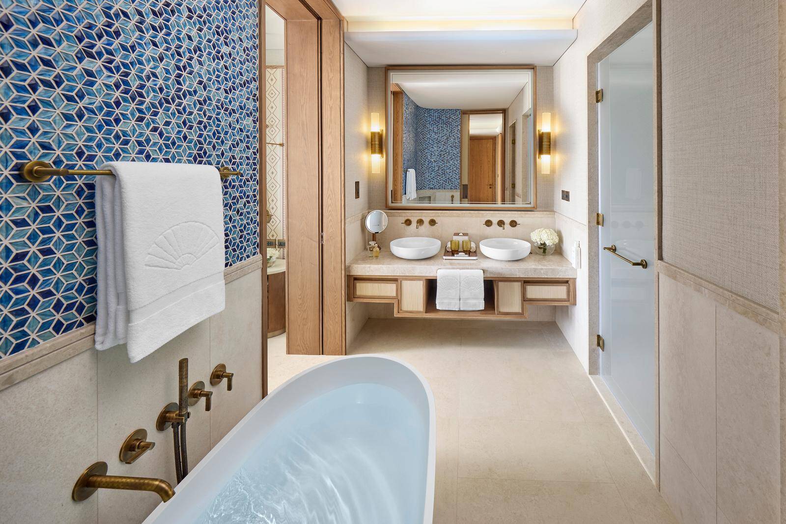 SUPERIOR KING ACCESSIBLE ROOM