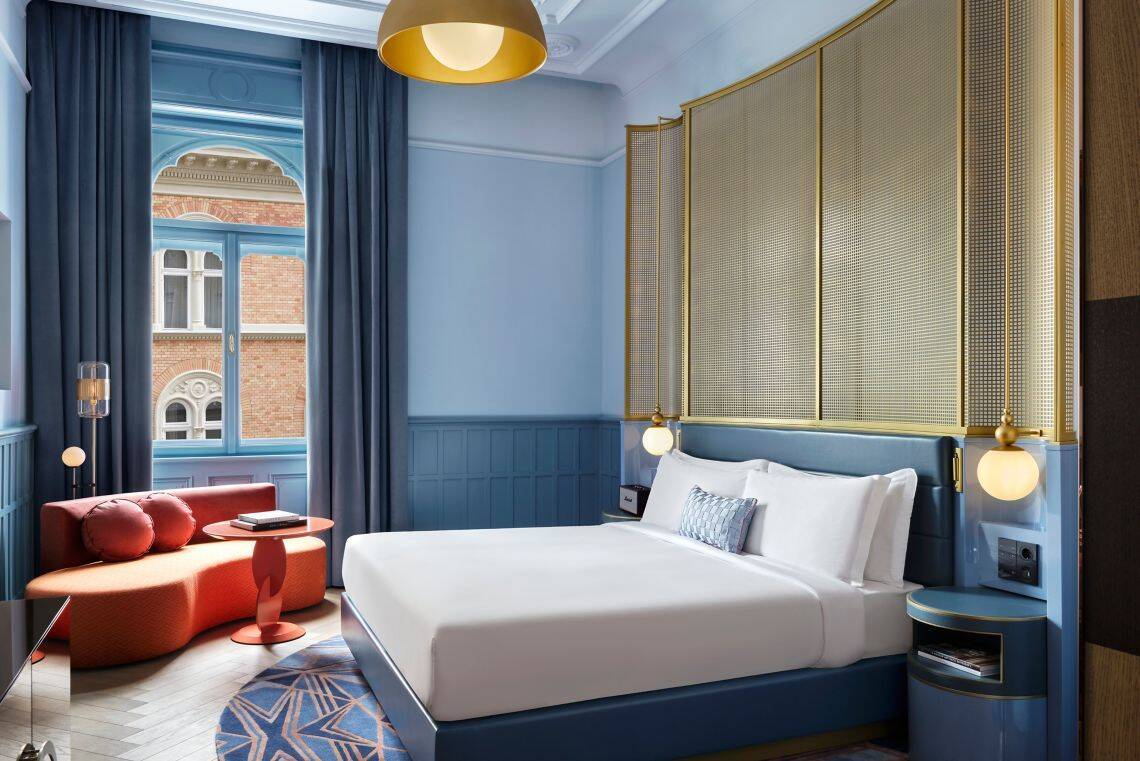 DELUXE KING ROOM STREET VIEW 