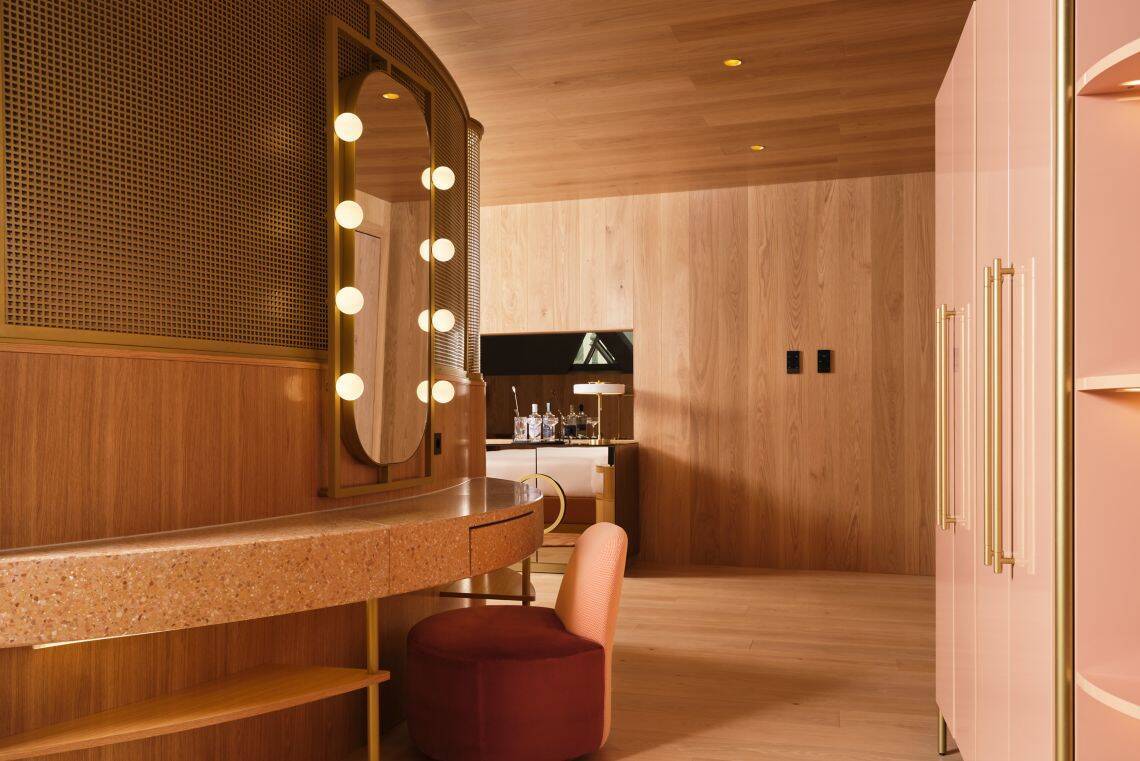 COZY COOL CORNER KING SUITE, CITY VIEW