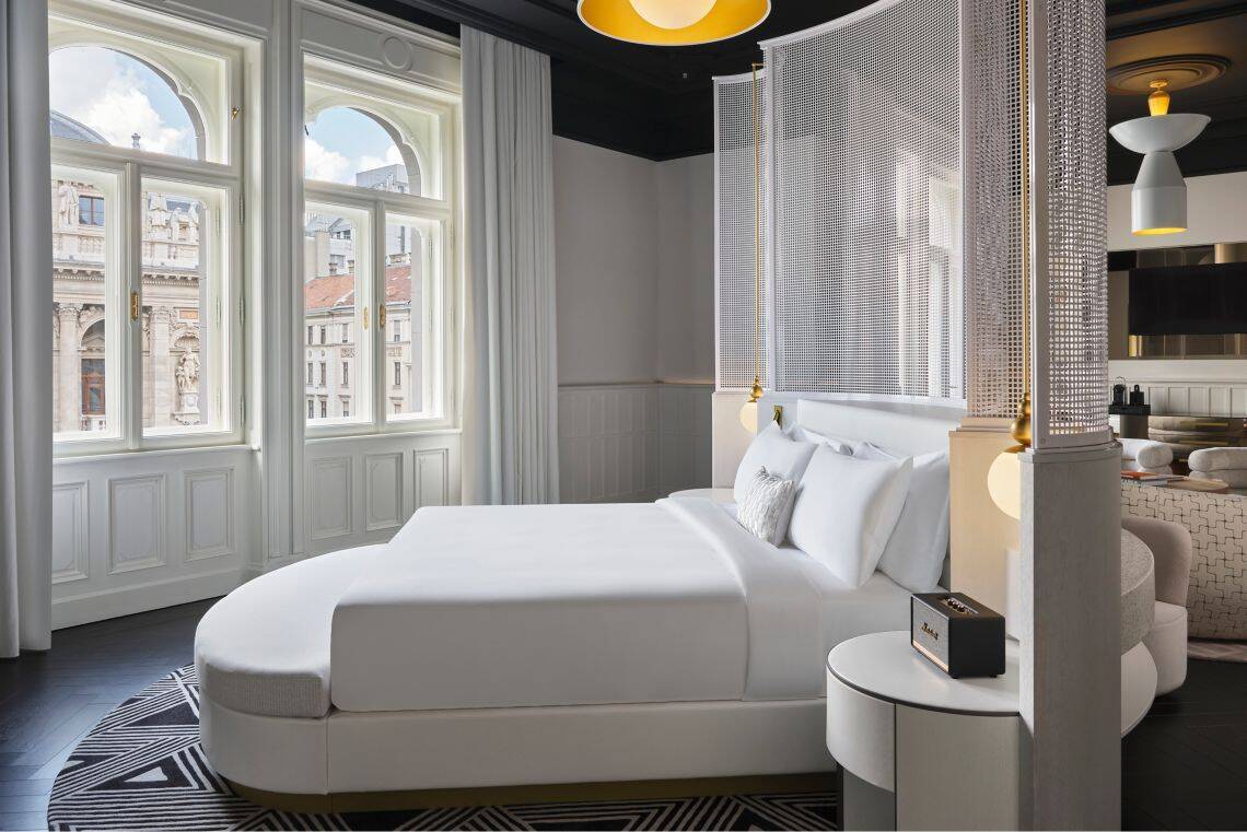 WOW KING SUITE WITH BALCONY, OPERA HOUSE VIEW